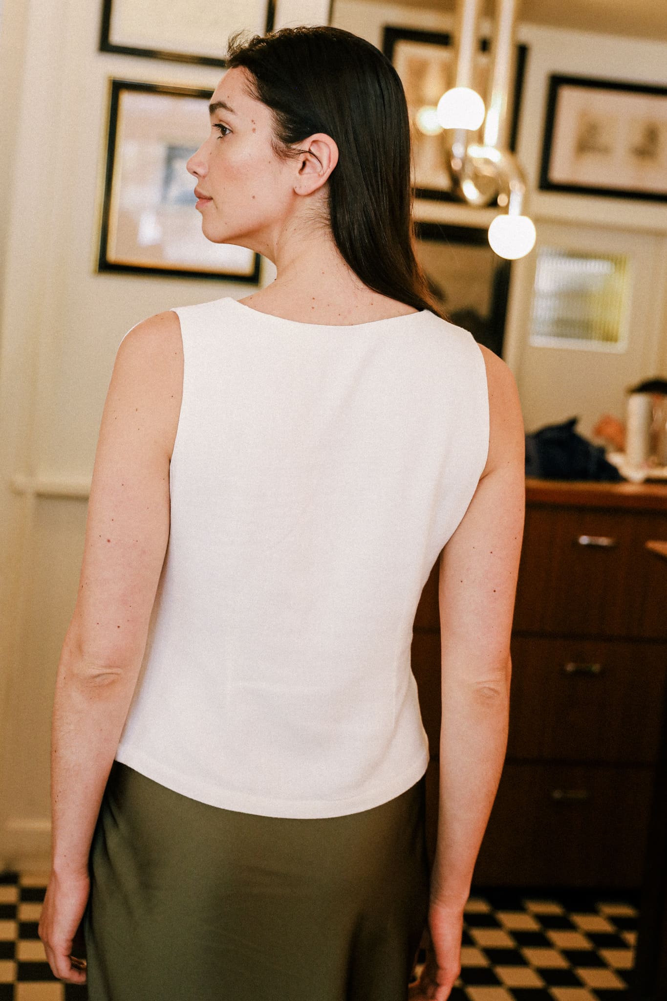 Top sans manches blanc à encolure asymétrique, en lin et viscose, fabrication éthique en France