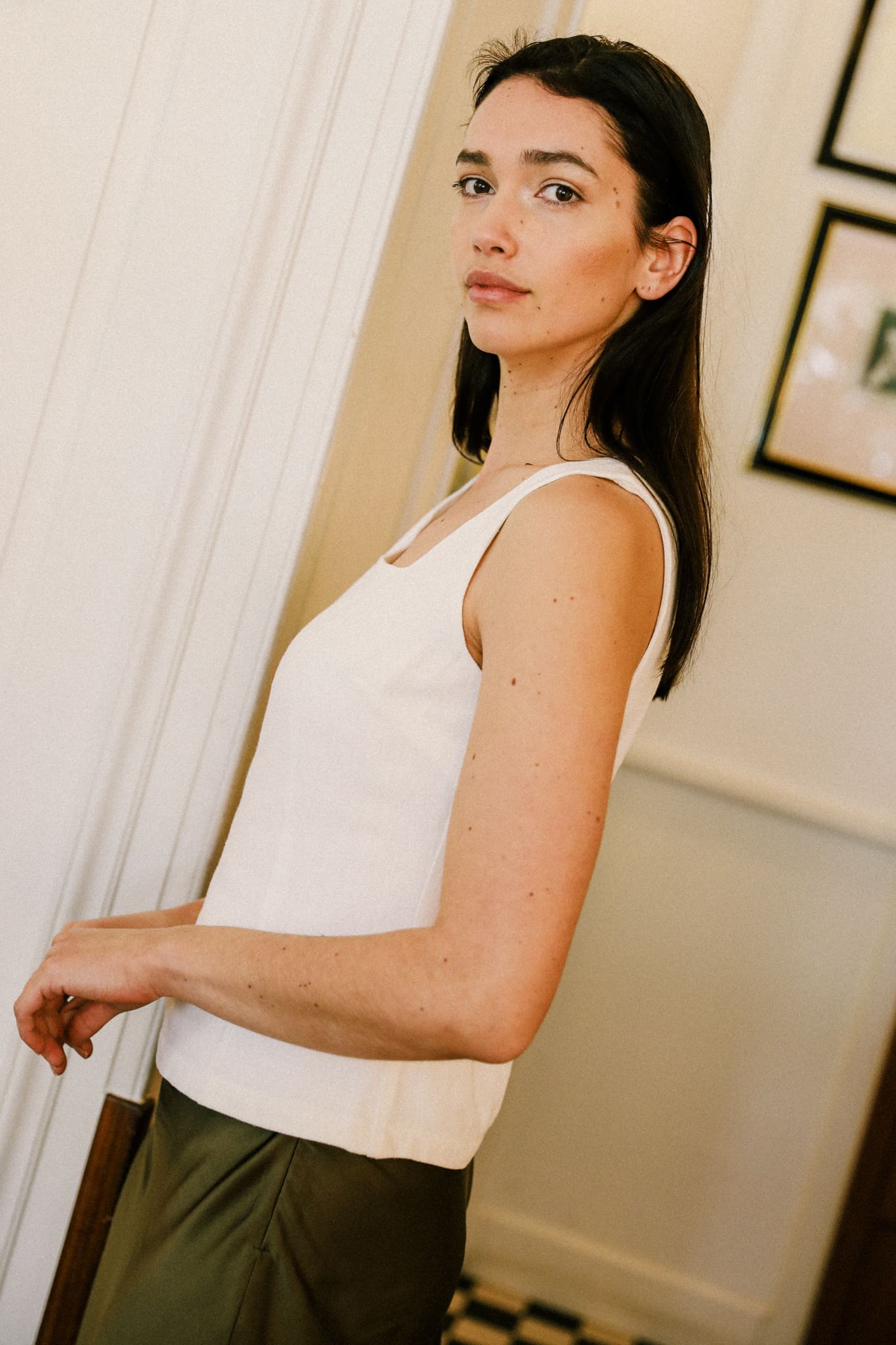 Top responsable sans manches blanc, encolure asymétrique, en lin et viscose made in France