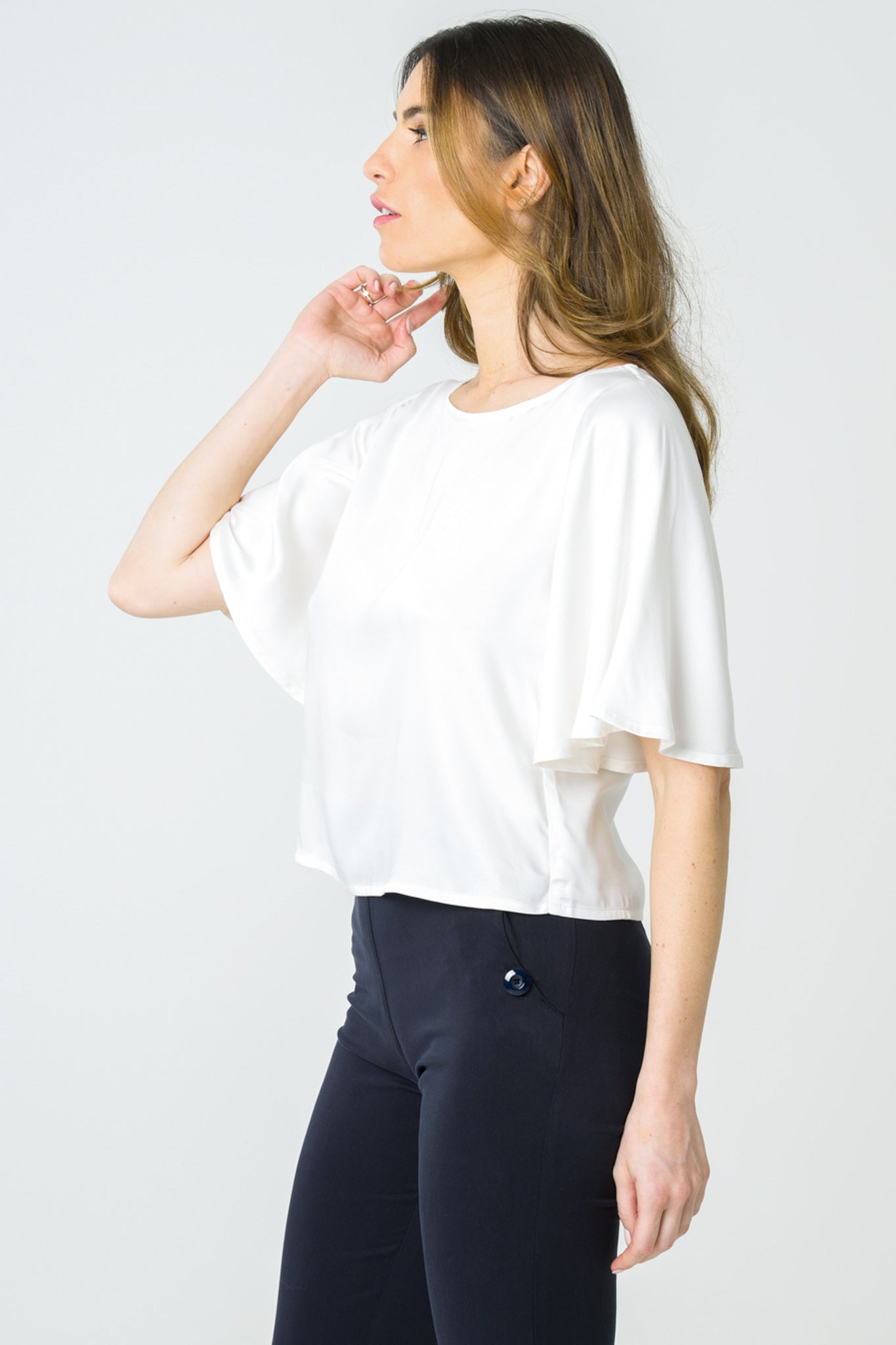 Top en satin de tencel écru à manches amples, fabriqué en France dans une démarche éthique, avec une finition lisse et une coupe fluide pour une allure féminine et durable.