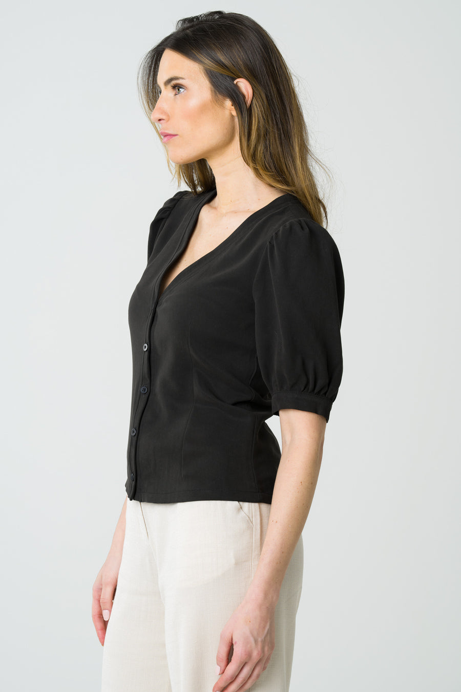 Blouse en Tencel noire avec manches bouffantes, un vêtement chic, écoresponsable et confortable.
