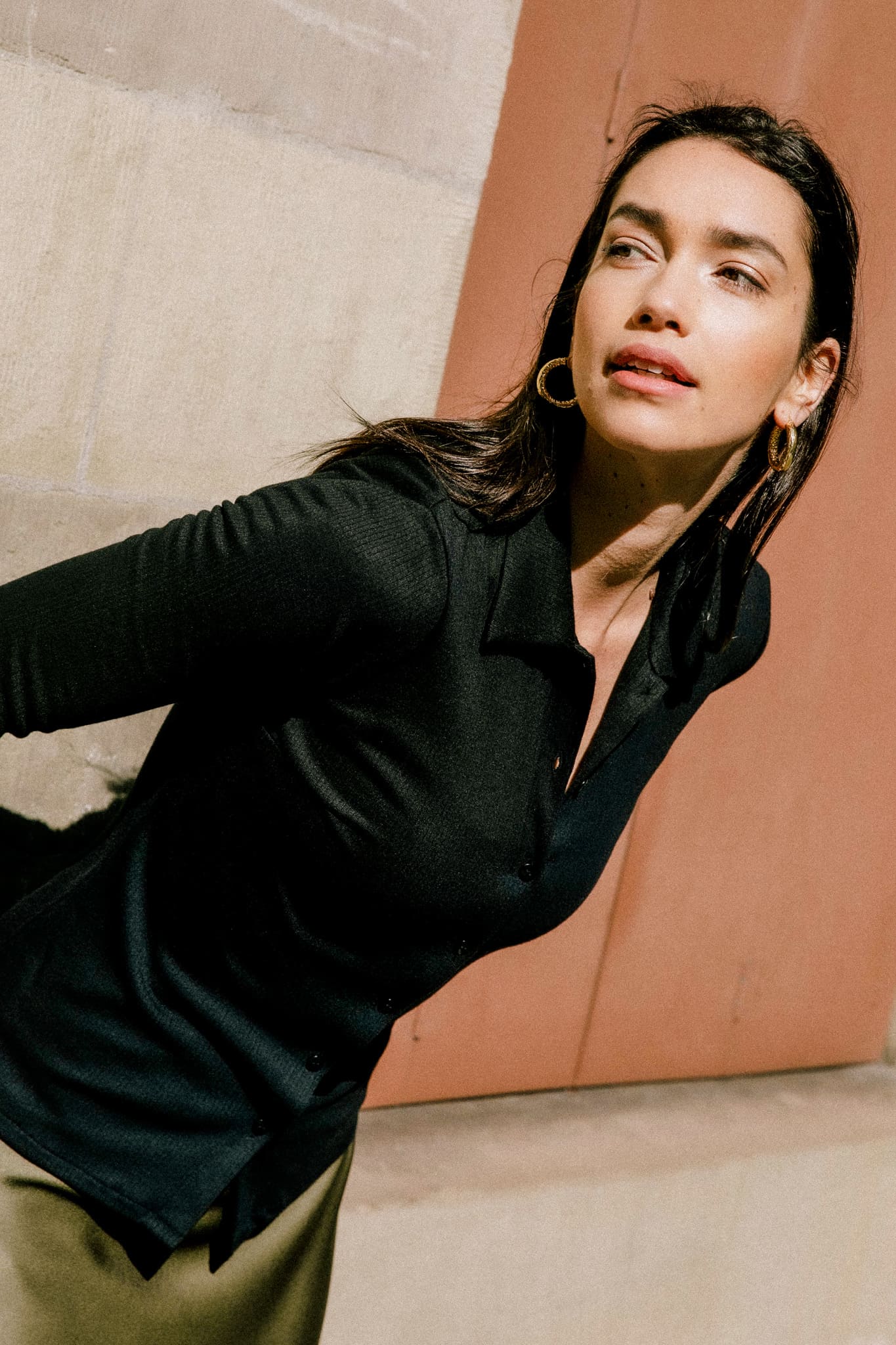 Top Mélisse noir durable à col polo, boutons ton sur ton, tissu modal et TENCEL™, éthique