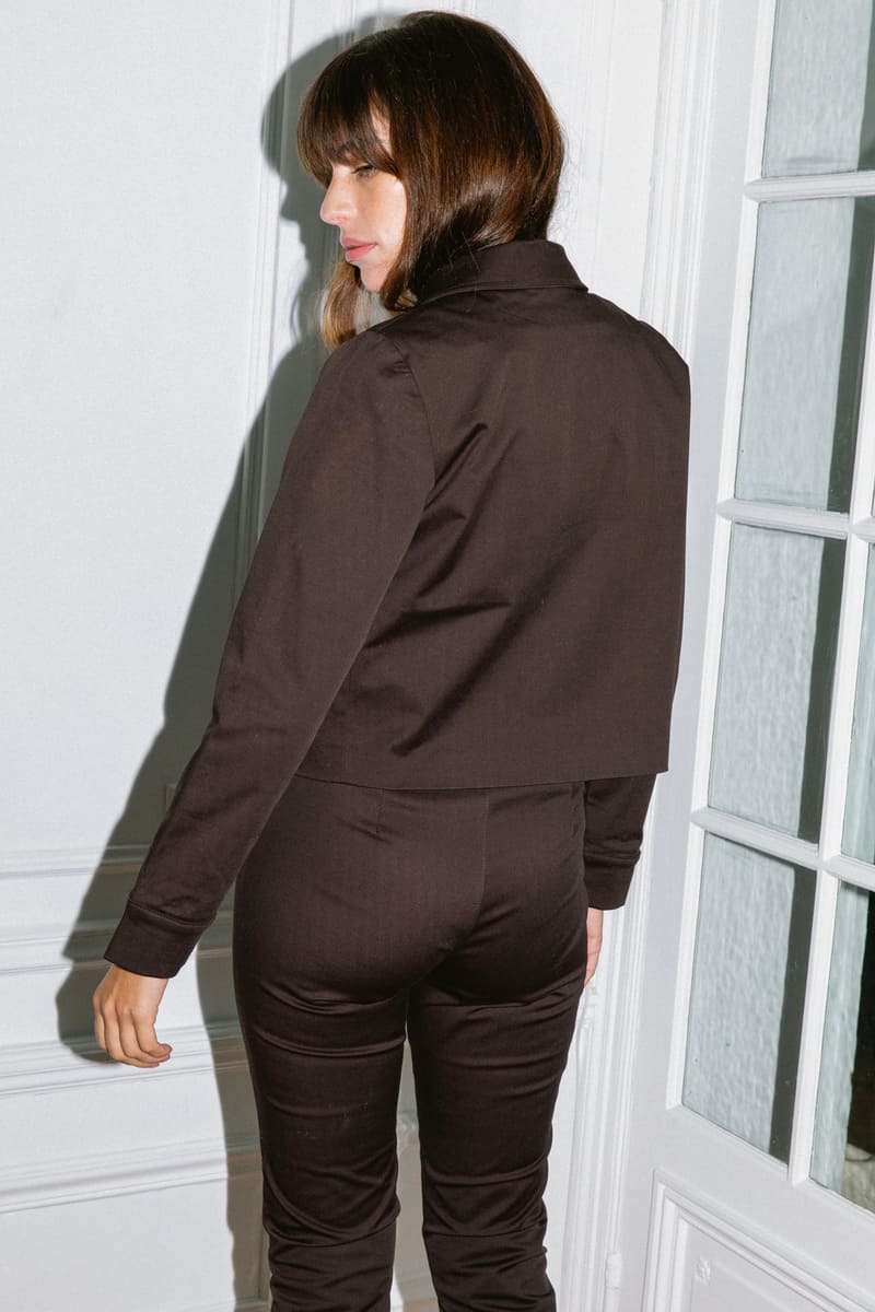 Veste courte brune en coton bio certifié GOTS, éthique et responsable, fabriquée en France