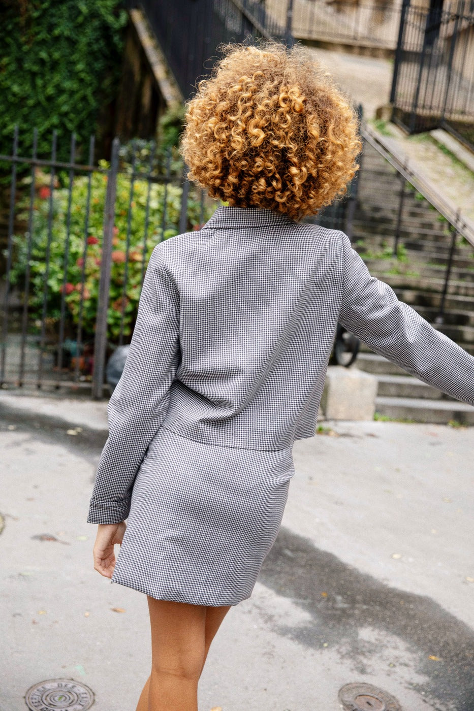 Veste en laine pied-de-poule, conçue en France avec des pratiques éthiques et durables, pour un style sophistiqué et responsable.