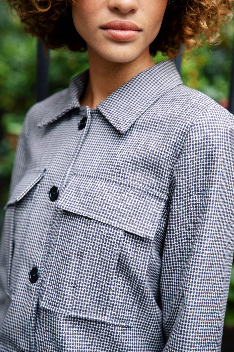 Veste pied-de-poule en laine, fabriquée en France dans le respect de l'éthique et de la durabilité, pour une coupe raffinée et un impact réduit.