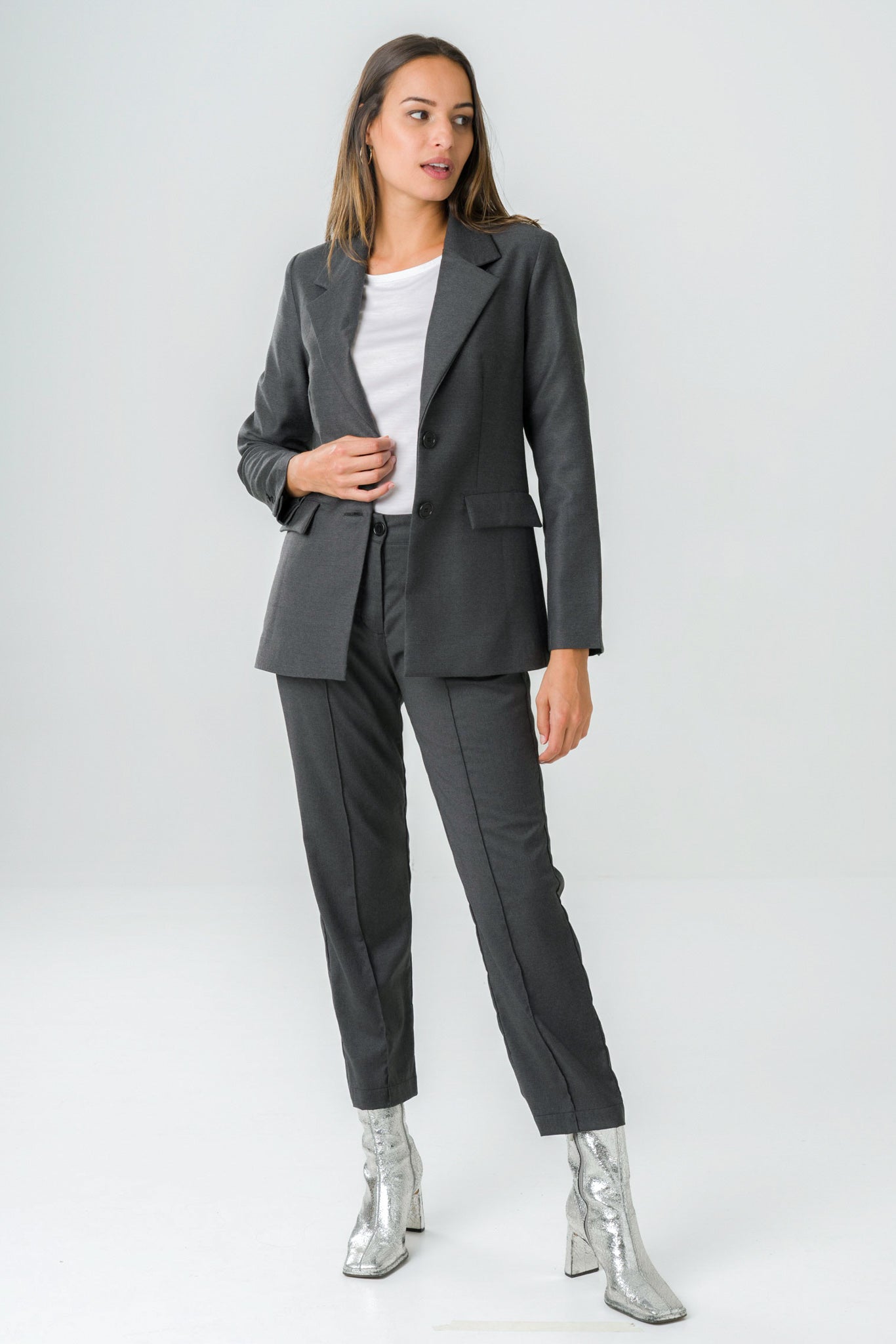 Blazer gris en laine éthique, fabriqué en France, alliant élégance, confort et engagement responsable.