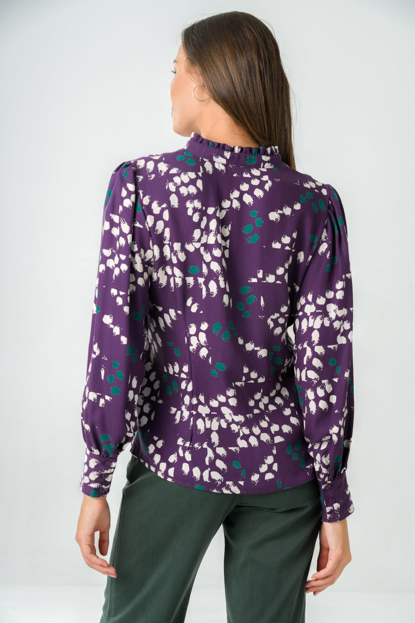 Blouse violette col mao en tissu texturé, manches bouffantes et coupe fluide, conçue en Tencel durable et fabriquée au Portugal.