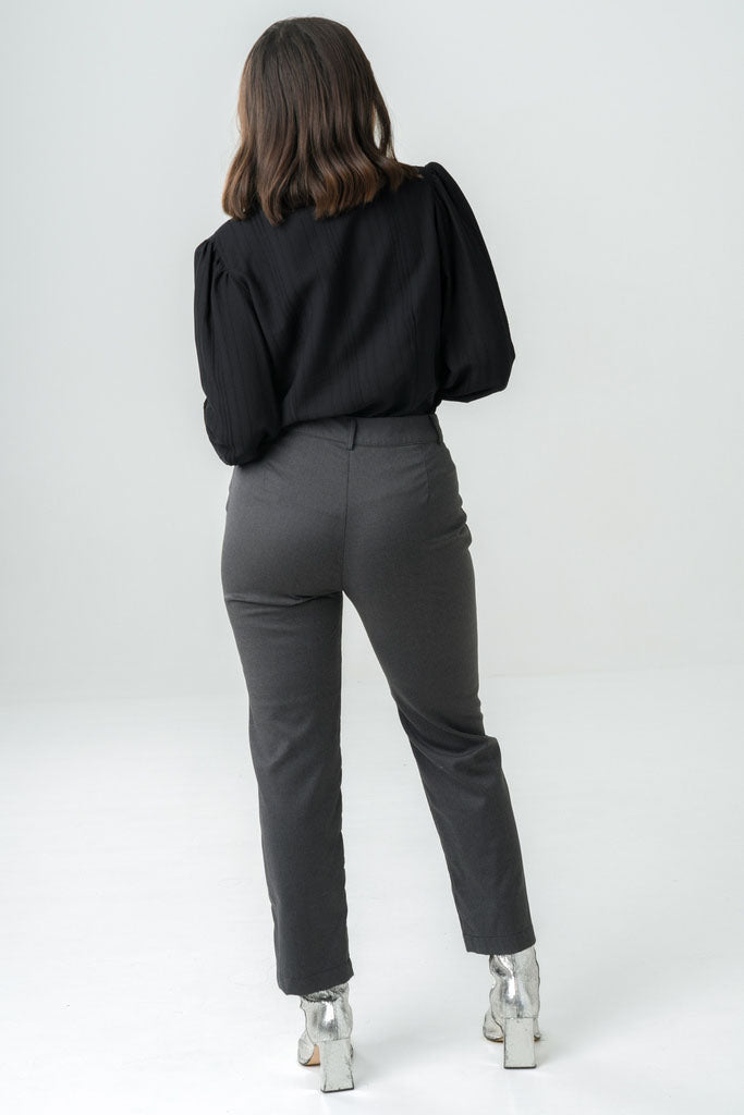 Blouse col mao noire, manches bouffantes et tissu texturé en Tencel, éco-responsable et fabriquée au Portugal pour un look raffiné.