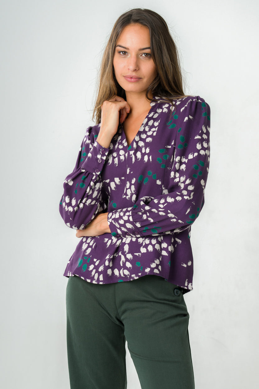 Blouse col mao violette, manches bouffantes et tissu texturé en Tencel, éco-responsable et fabriquée au Portugal pour un look raffiné.