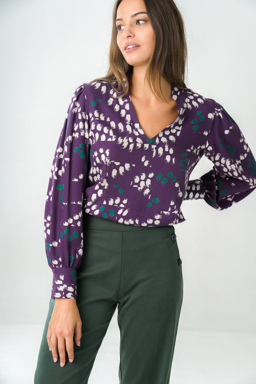 Blouse violette en Tencel éco-responsable, col mao et manches bouffantes, fabriquée au Portugal pour une mode éthique et élégante.