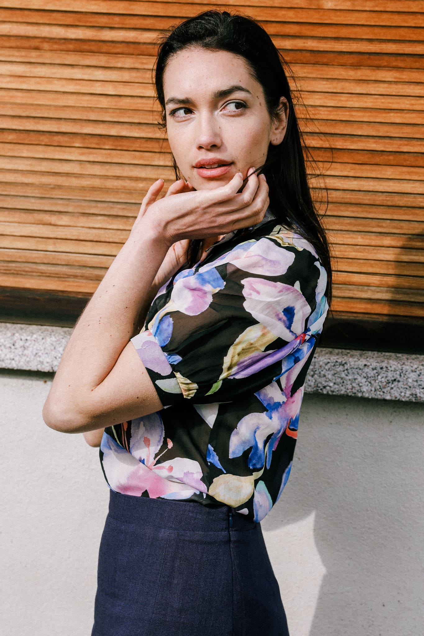 Blouse à col mao et boutons, motif fleuri sur fond noir, fabrication durable au Portugal