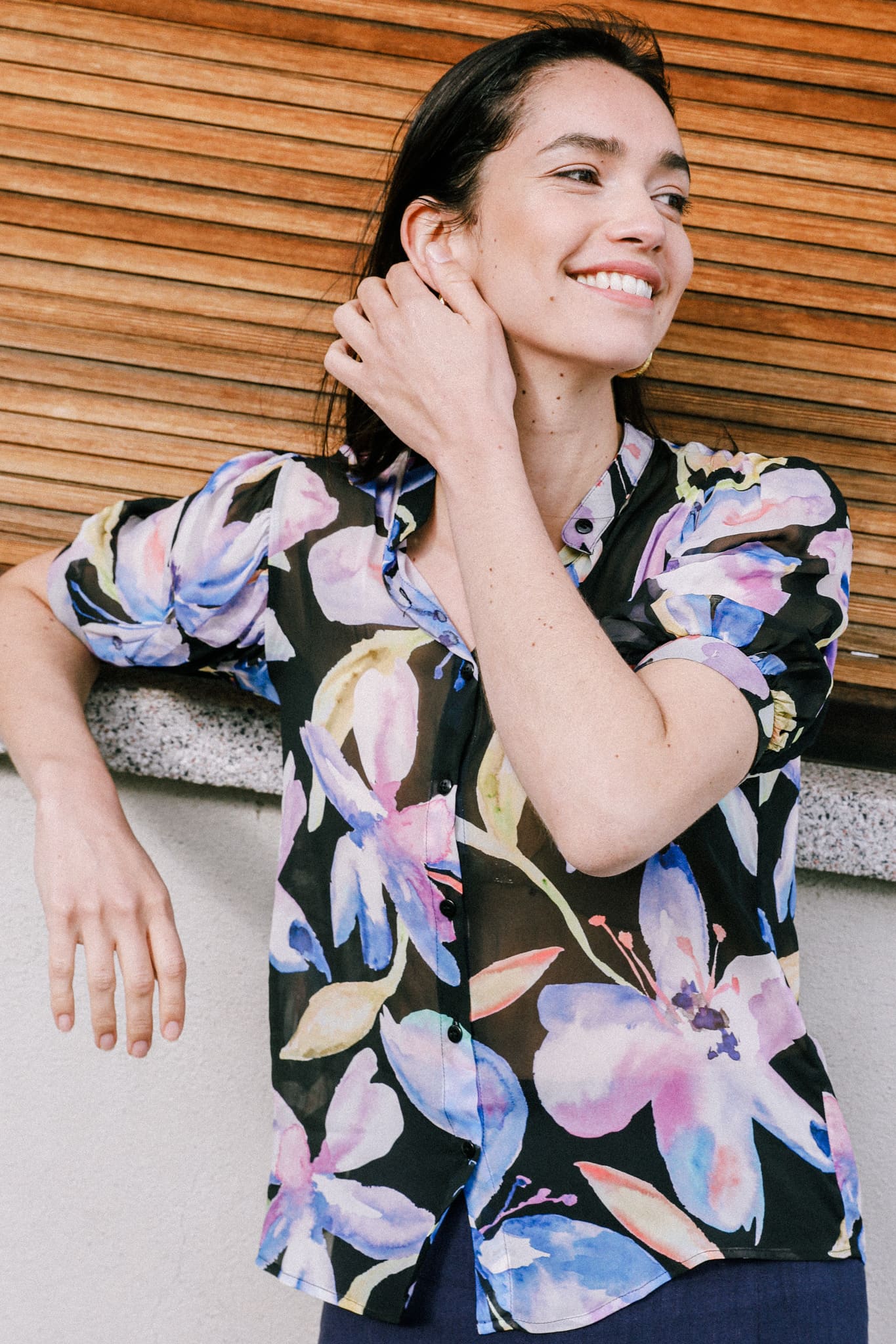 Blouse femme noir fleuri, manches courtes et col mao, en tissu responsable made in Portugal