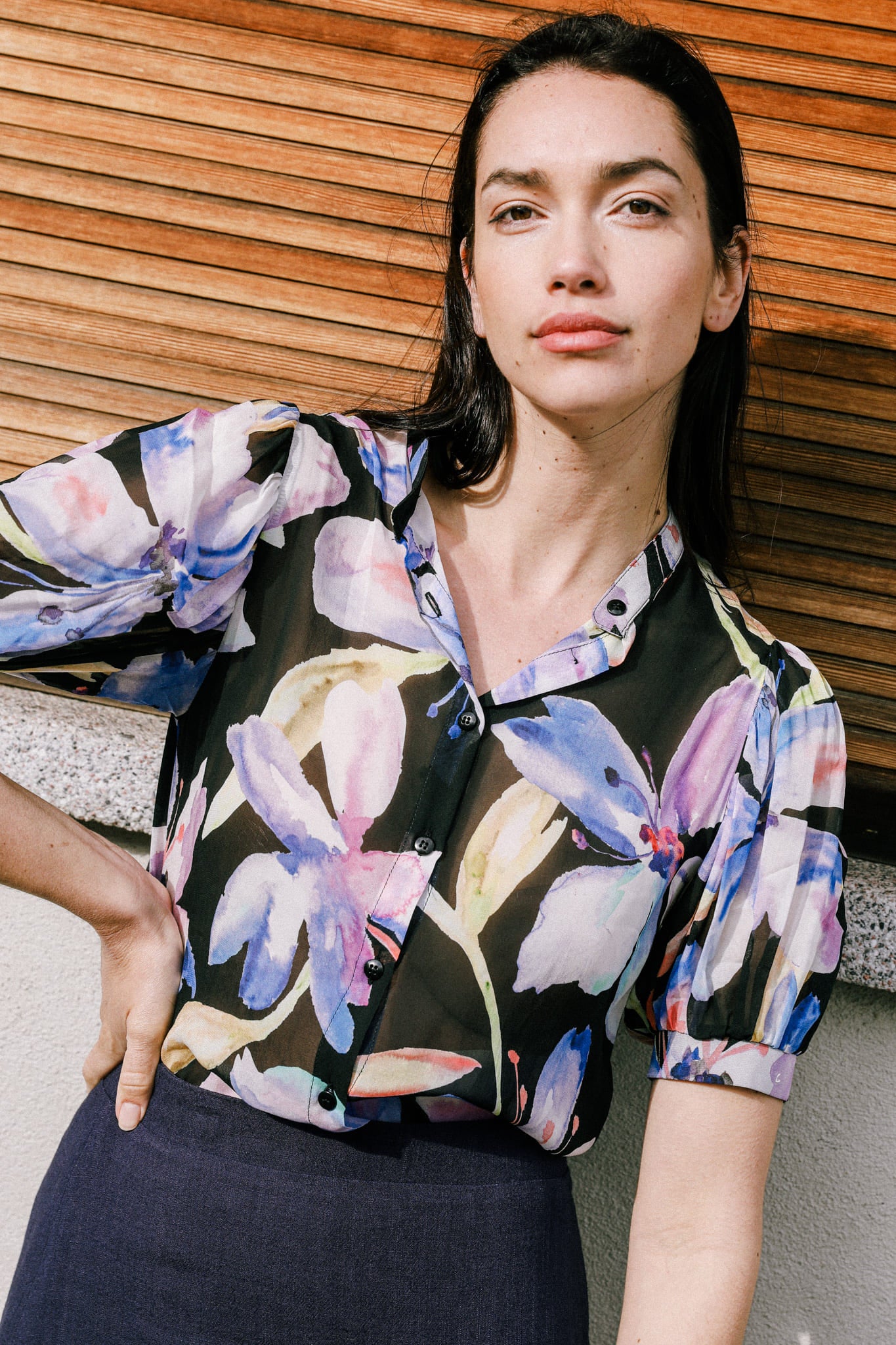 Blouse noire imprimée à fleurs, manches courtes, col mao et boutons, éthique made in Portugal