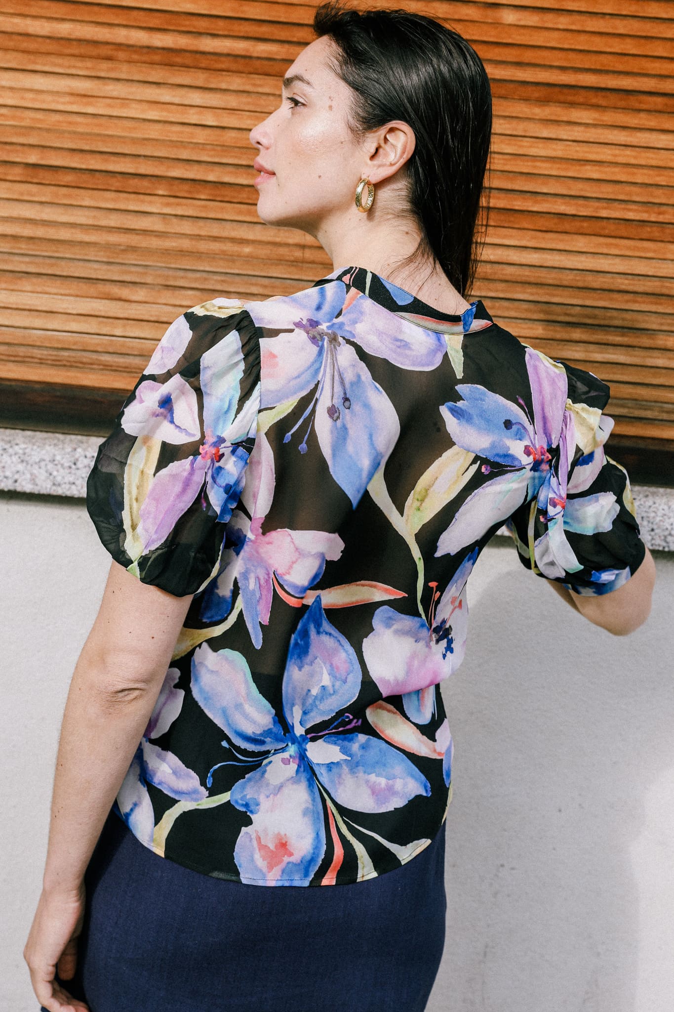 Mode éthique : blouse imprimée noire à fleurs, boutons devant, manches courtes, made in Portugal