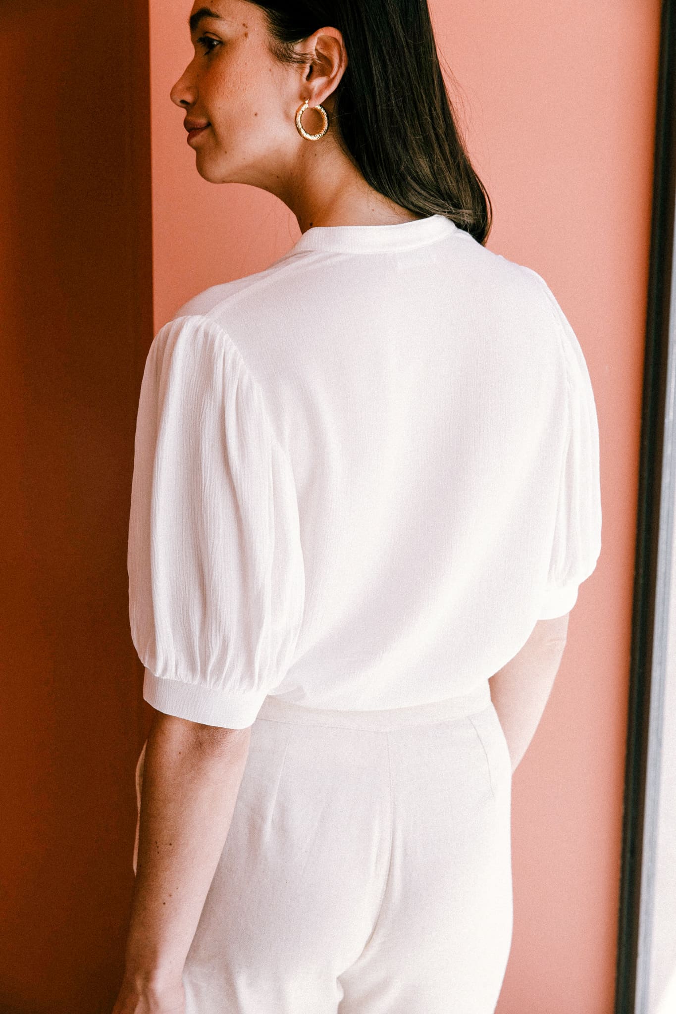 Mode éthique : blouse blanche unie en viscose, boutons devant, fabrication responsable au Portugal