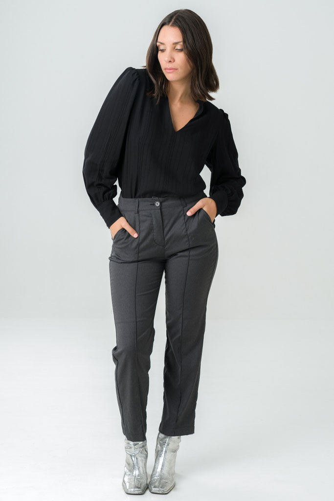 Blouse noire éthique en Tencel, col mao structuré et manches bouffantes, fabriquée au Portugal avec des matières responsables.