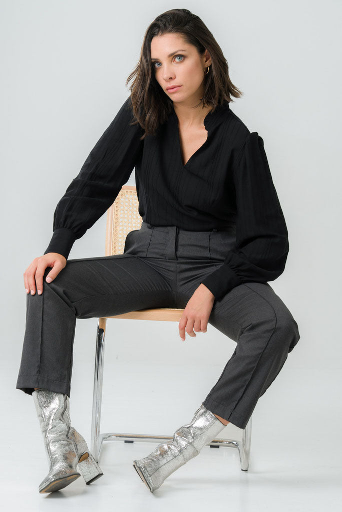 Blouse col mao noire, manches bouffantes et tissu texturé en Tencel, éco-responsable et fabriquée au Portugal pour un look raffiné.