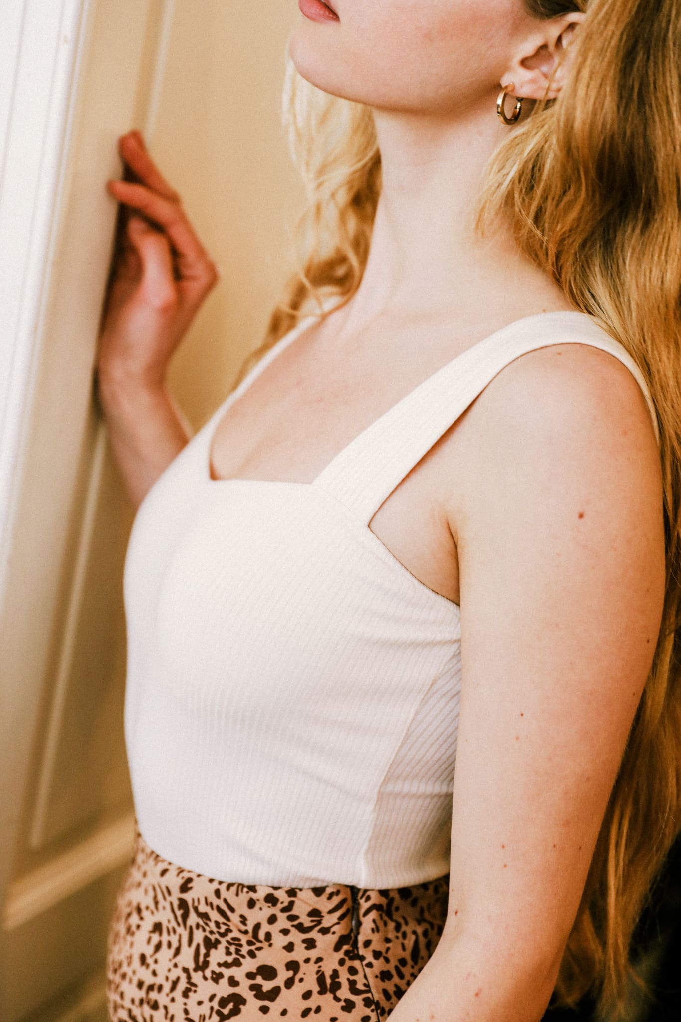 Vêtement près du corps crème, à côtes, conçu en modal durable et confectionné au Portugal.