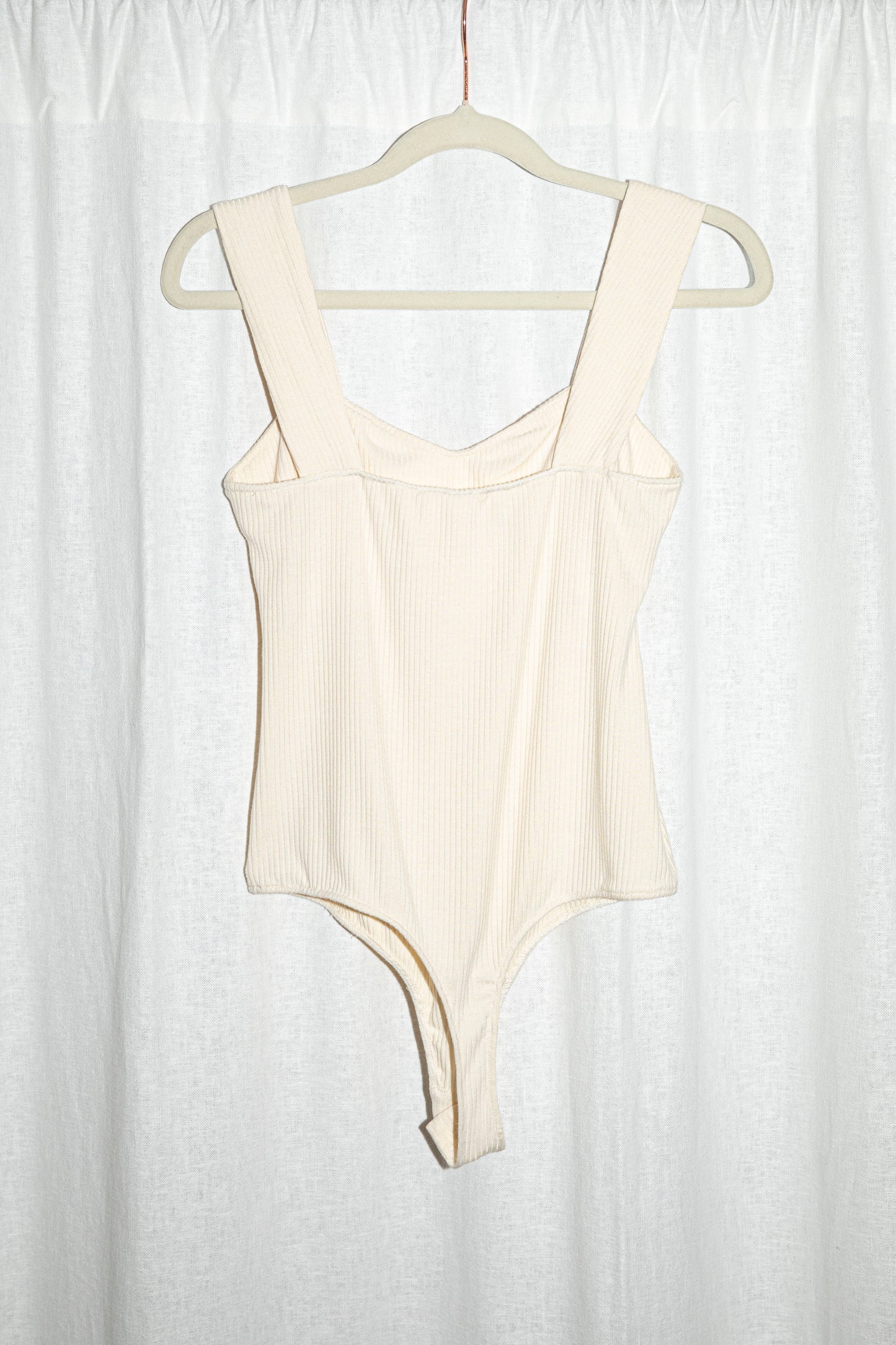 Body crème en maille côtelée, à bretelles, modal durable fabriqué au Portugal.