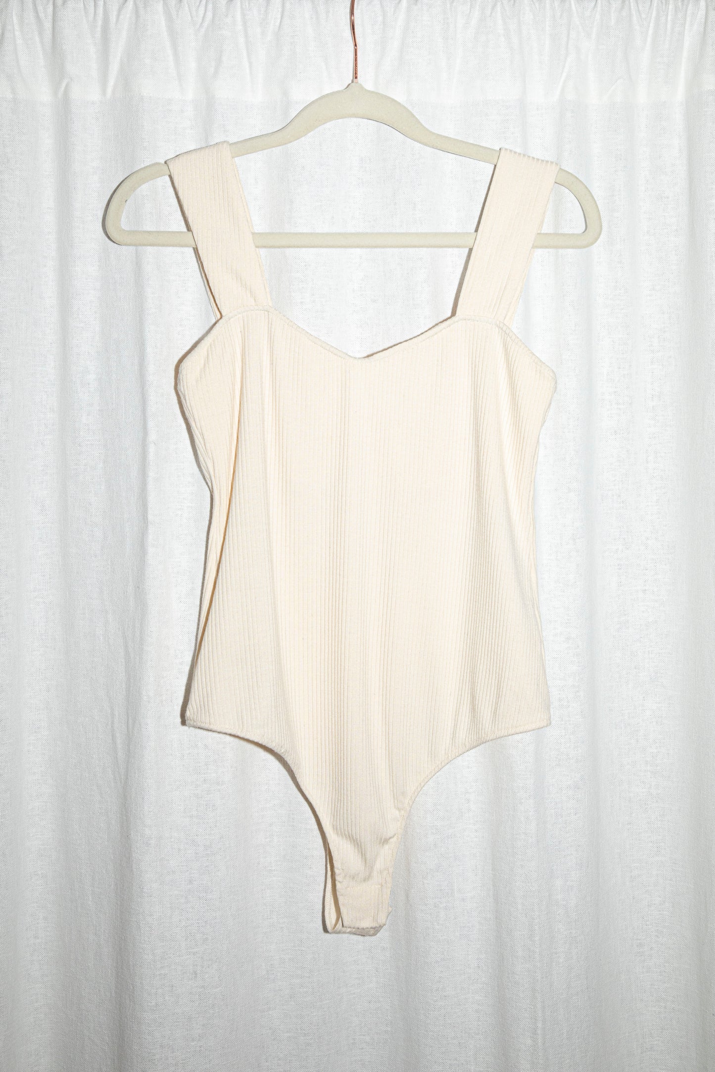 Body ajusté crème en tissu côtelé responsable, confection éthique au Portugal.