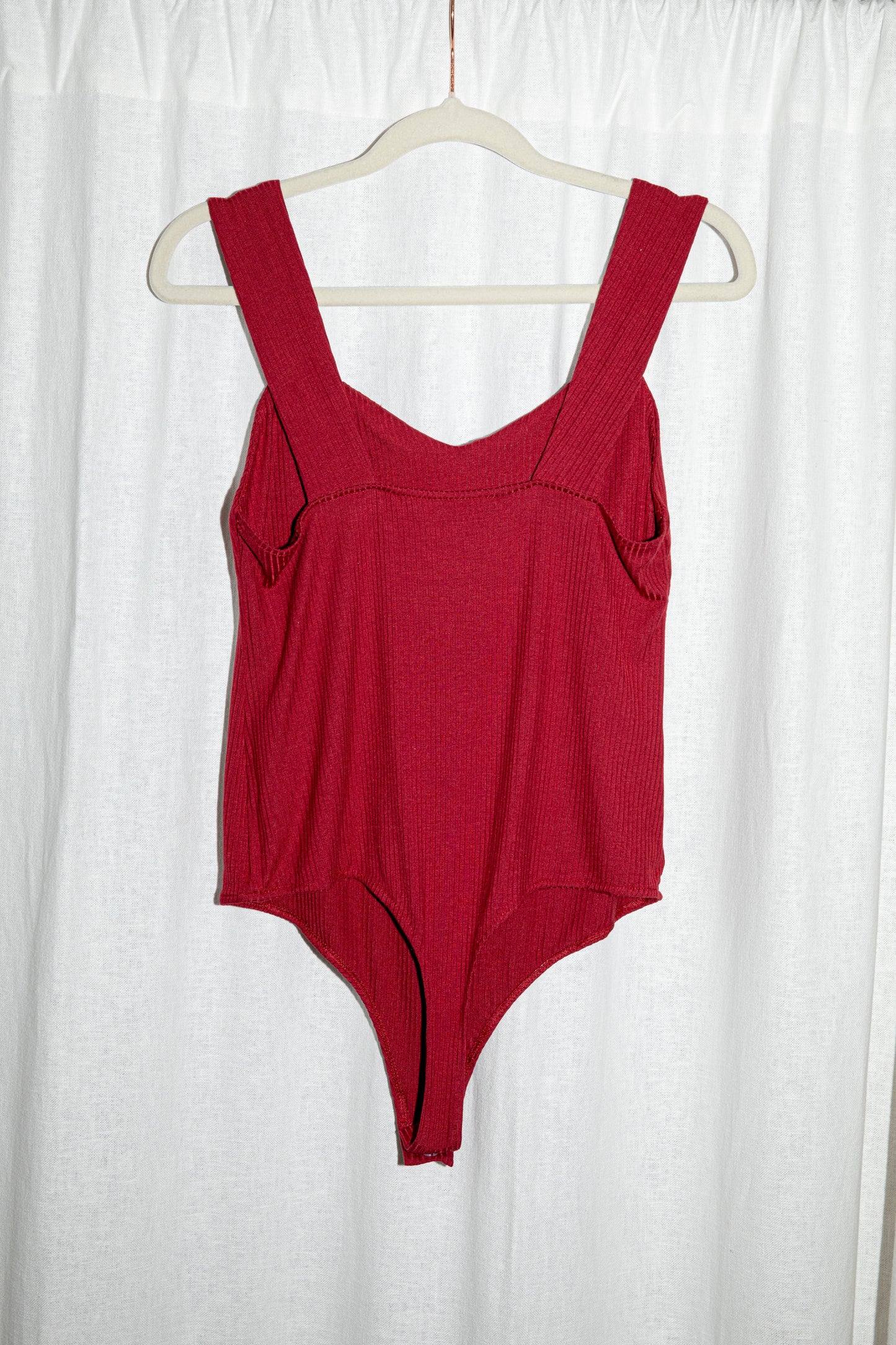 Vêtement près du corps rouge, à côtes, conçu en modal durable et confectionné au Portugal.