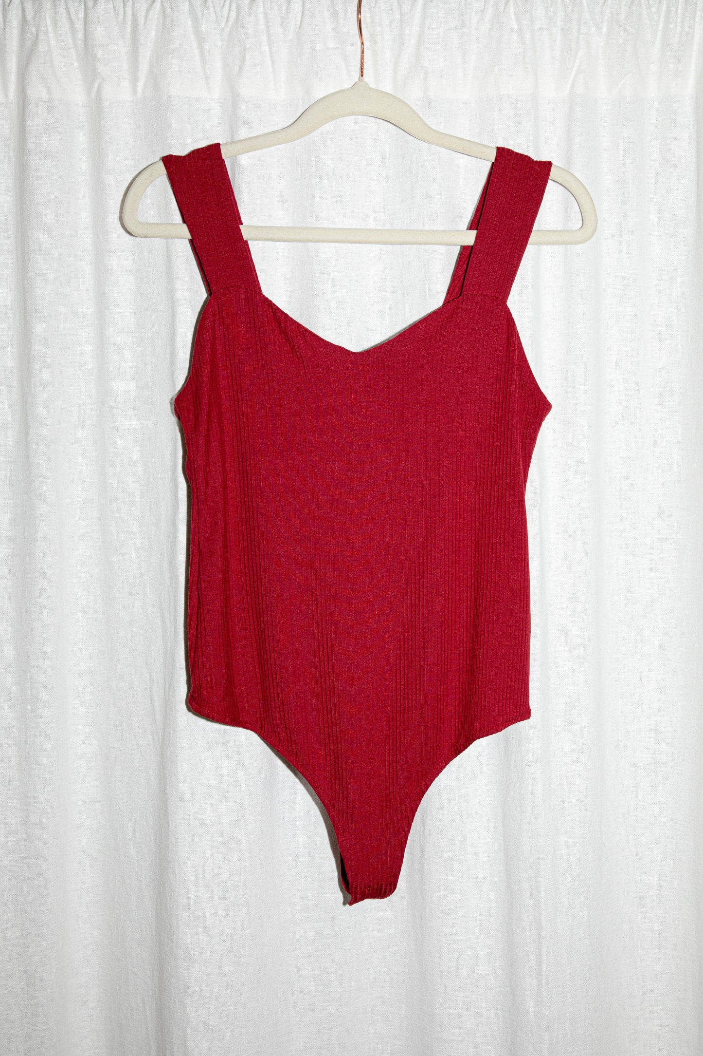 Body rouge en tissu côtelé, fabriqué au Portugal en modal écoresponsable.