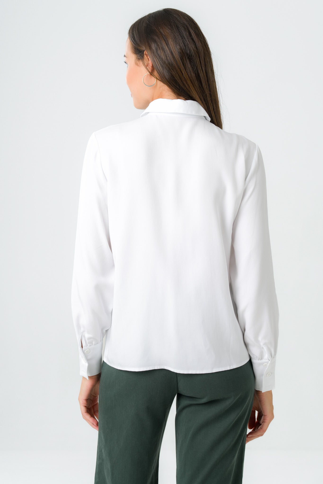 Chemise blanche en Tencel, coupe ample et fluide, éthique et fabriquée au Portugal avec des matériaux responsables.
