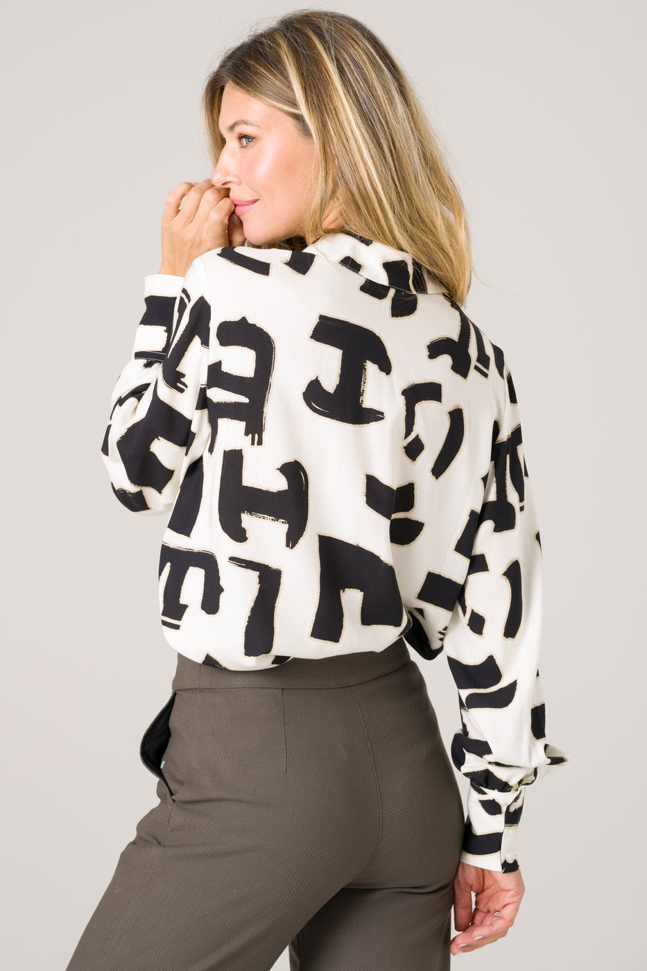 Chemise écru à motifs géométriques, fabriquée au Portugal de manière éthique et durable, alliant style moderne et respect de l'environnement.