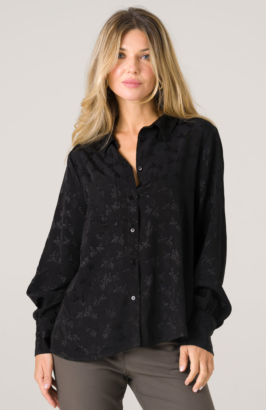 Chemise noire en jacquard, en viscose Ecovero, fabriquée au Portugal de manière éthique, pour une pièce élégante et respectueuse de la planète.