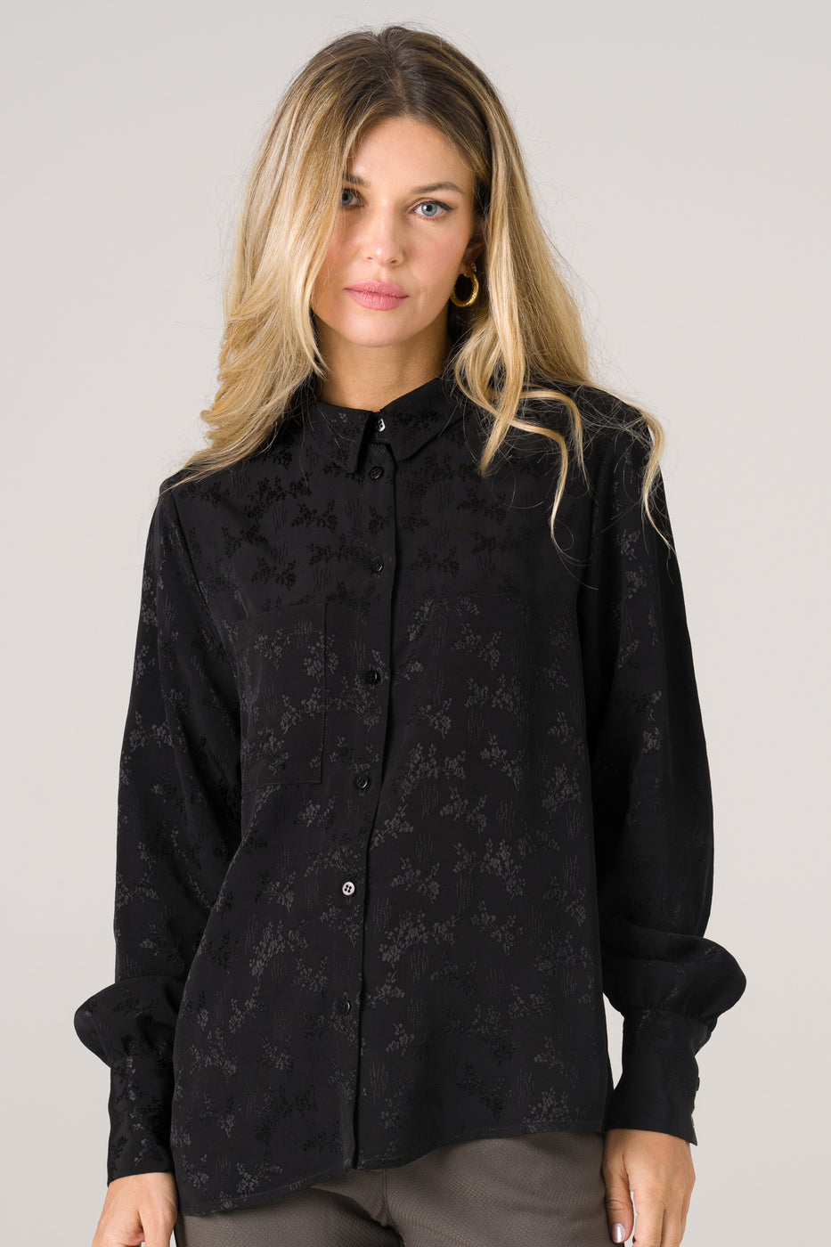 Chemise noire en jacquard, en viscose Ecovero, fabriquée au Portugal de manière éthique, pour une pièce élégante et respectueuse de la planète.