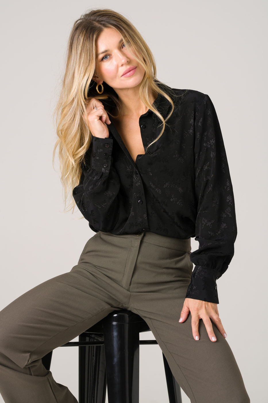 Chemise en jacquard noir, réalisée en viscose Ecovero durable, fabriquée au Portugal selon des normes éthiques, pour un look intemporel et éco-responsable.