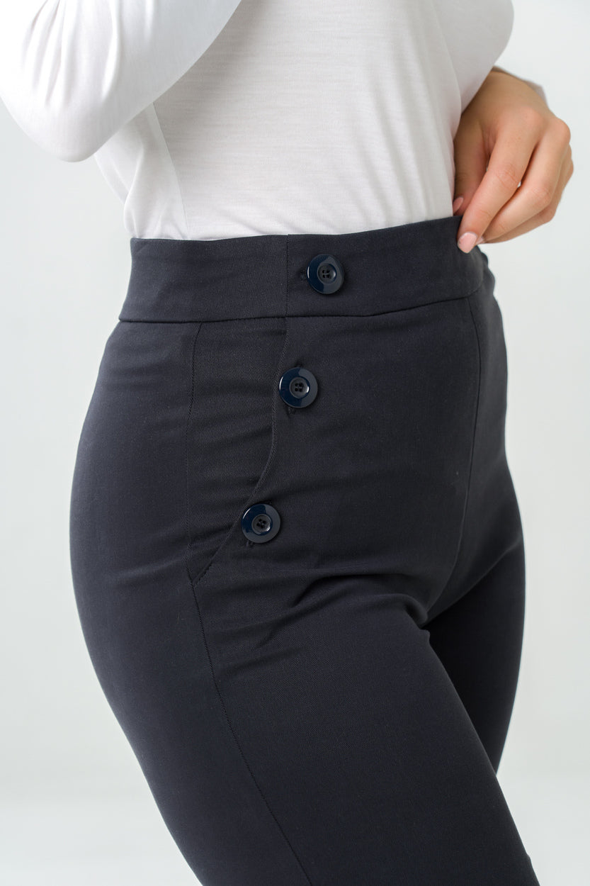 Pantalon bleu éco-responsable, conçu à partir de matières durables, alliant confort, style et engagement éthique.