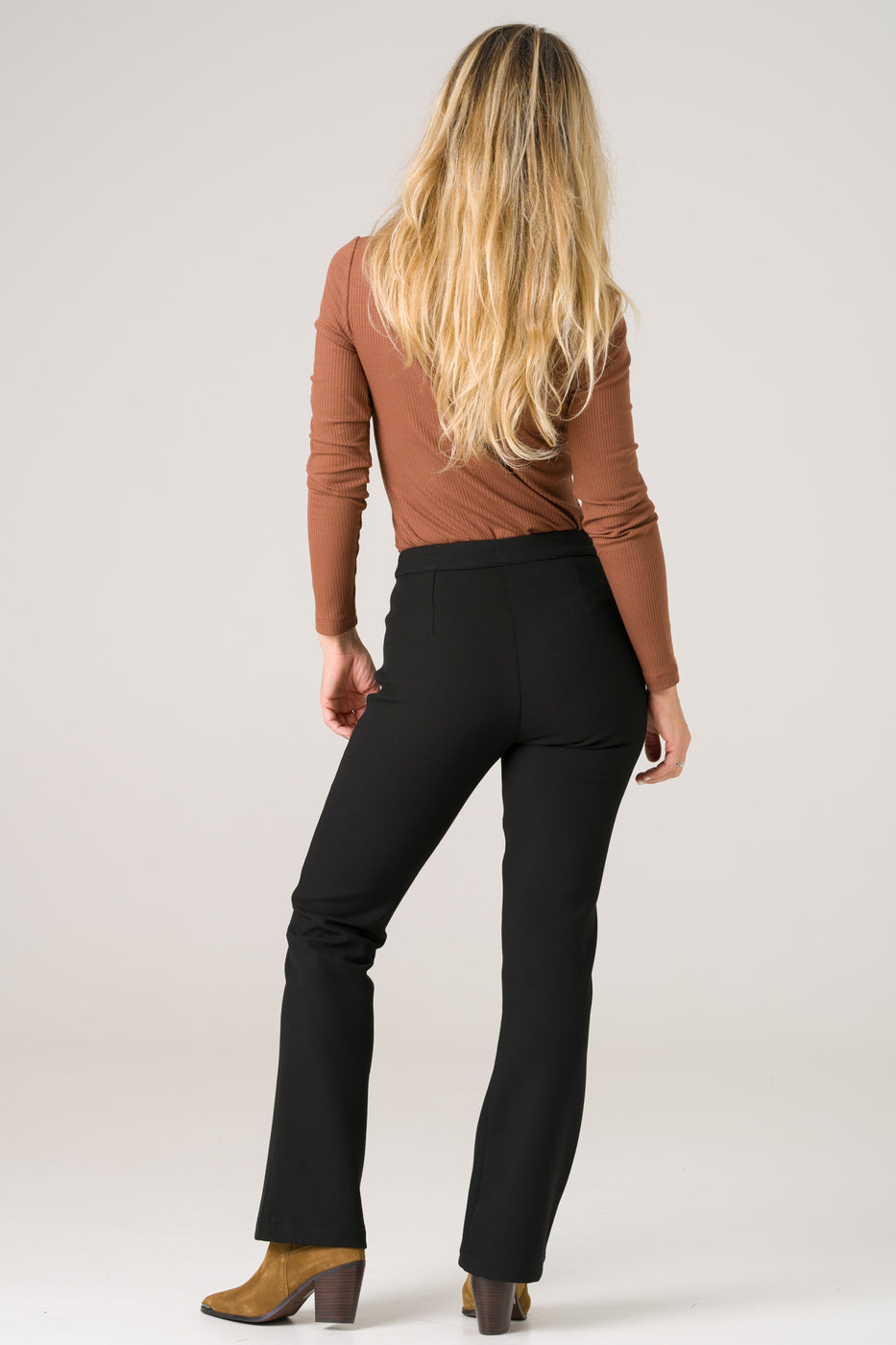 Pantalon en viscose noir avec 4 boutons devant, fabriqué en France de manière éthique, alliant élégance et confort durable.