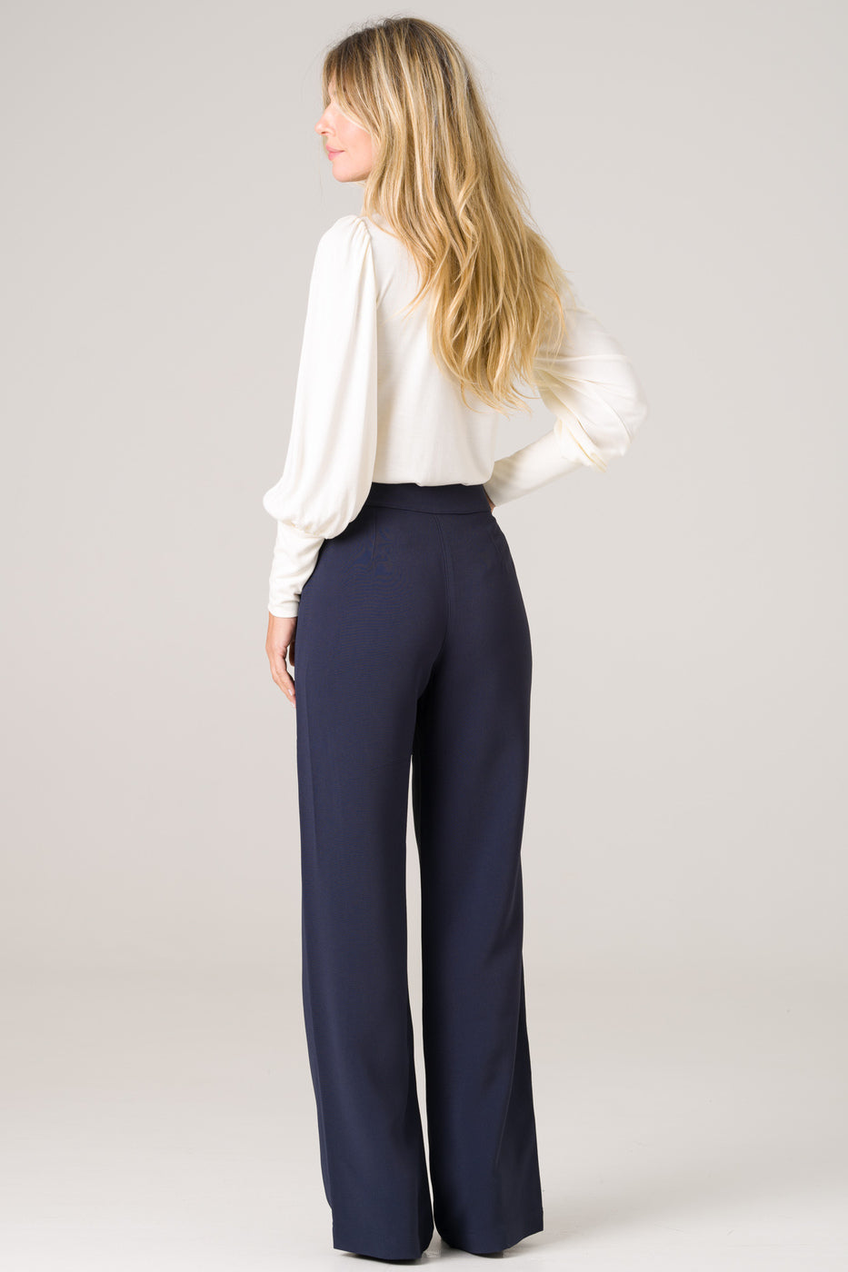Pantalon en viscose marine, fabriqué en France avec des méthodes éthiques, offrant une coupe fluide et un confort durable.