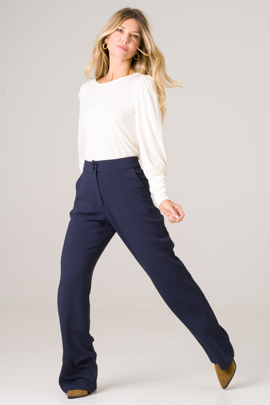Pantalon marine en viscose, conçu en France selon des pratiques éthiques, pour un style moderne et responsable