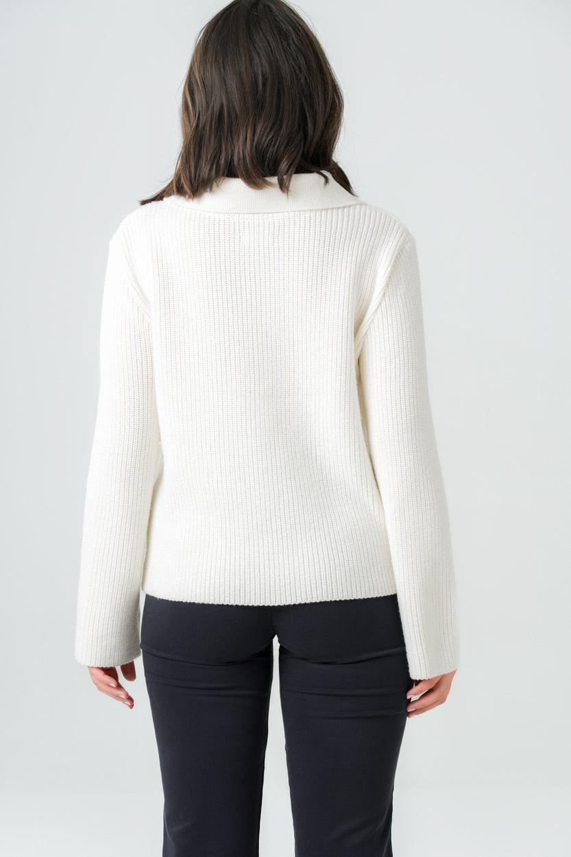 Pull écru en laine mérinos, coupe polo et fabrication française, conçu pour un style intemporel et responsable.