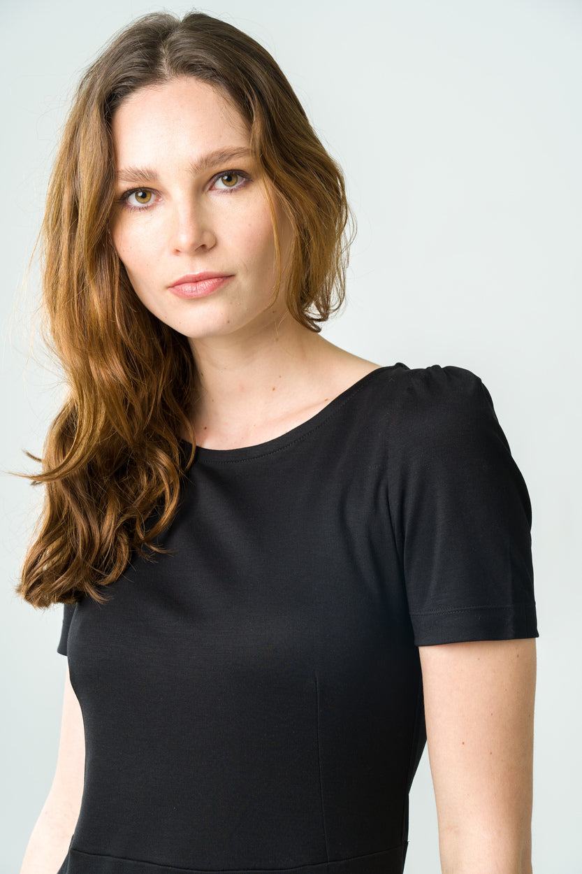 Robe mi-longue noire à manches courtes, en Tencel éco-responsable, fabriquée en France pour une mode durable.