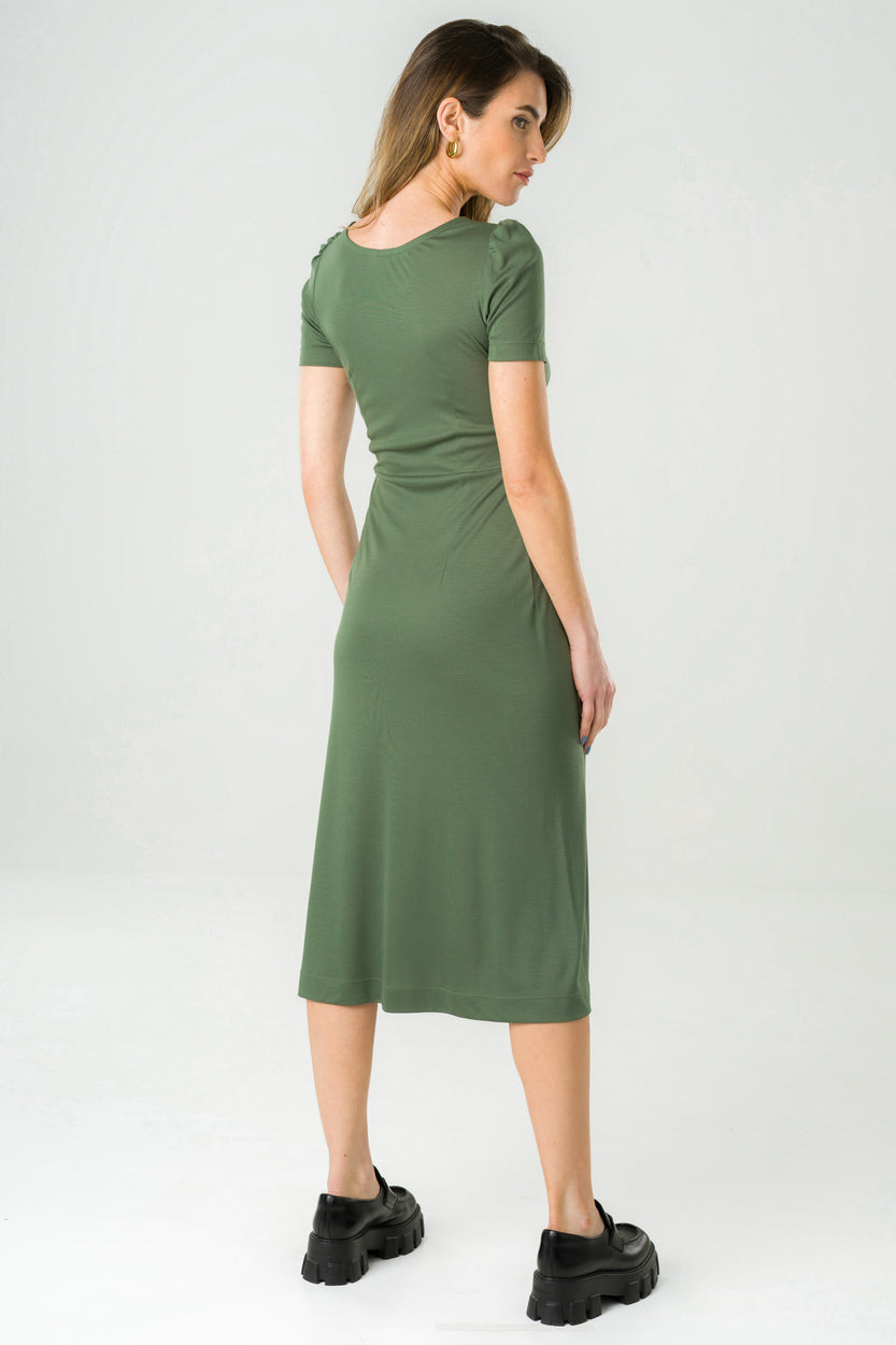 Robe mi-longue verte à manches courtes, en Tencel éco-responsable, fabriquée en France pour une mode durable.