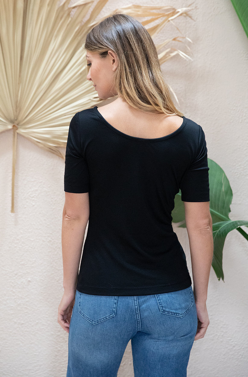 T-shirt en Tencel noir avec encolure bateau, une pièce durable et confortable pour un style moderne.