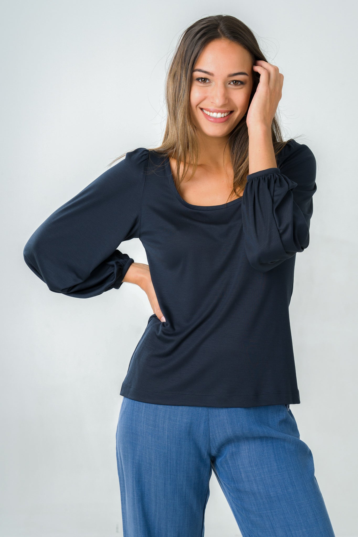 Top à manches bouffantes en tencel, éco-responsable et confortable, idéal pour un style élégant et durable.