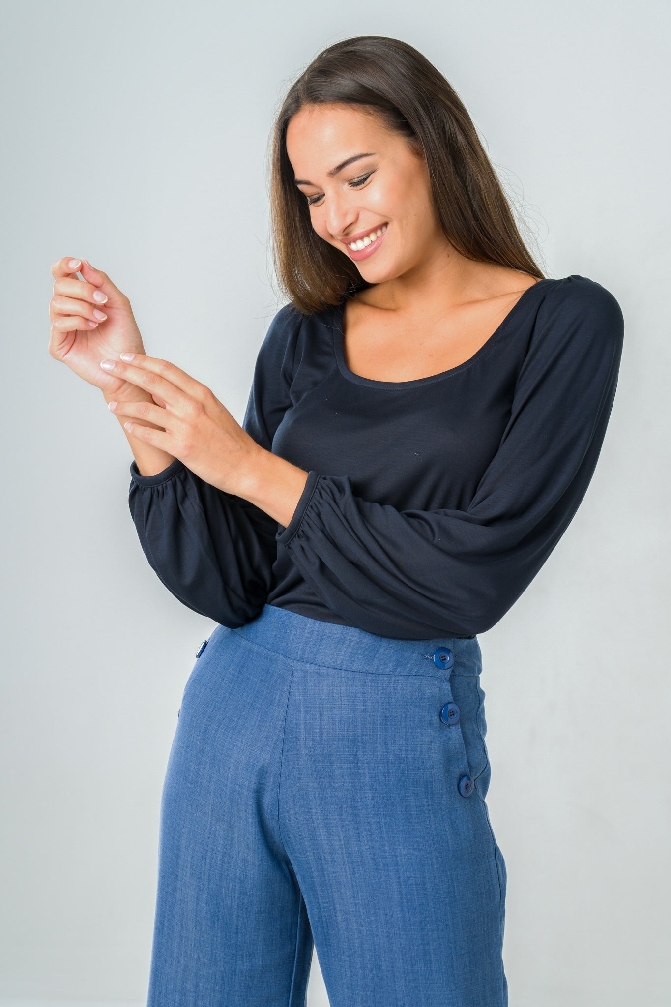 Top à manches bouffantes éthique, fabriqué à partir de matériaux durables, offrant confort et style tout en respectant l'environnement.