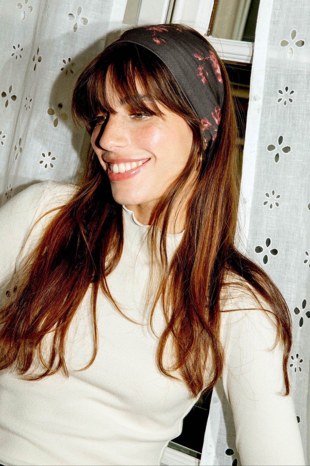 Bandeau pour cheveux en coton biologique à imprimé fleuri sur fond noir, confectionné à partir de chutes de tissu par Avani Apparel.