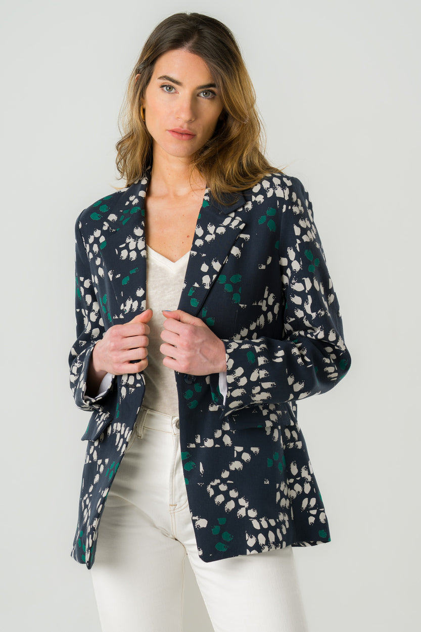 
                  
                    Blazer bleu imprimé en Tencel éco-responsable, conçu en France, idéal pour un look chic et engagé.
                  
                