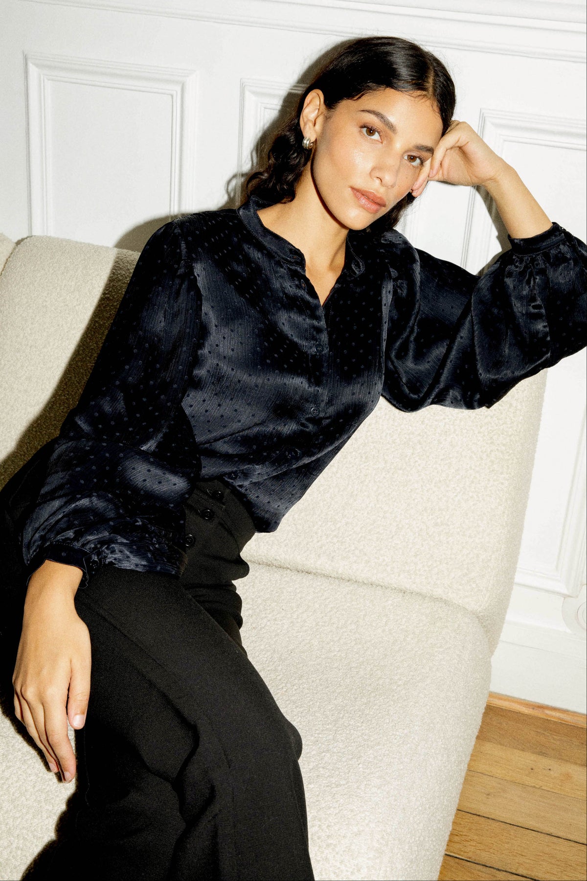 Blouse bleu marine à pois pour femme, en viscose à l'aspect satiné, avec manches bouffantes, fabriquée au Portugal par Avani Apparel.