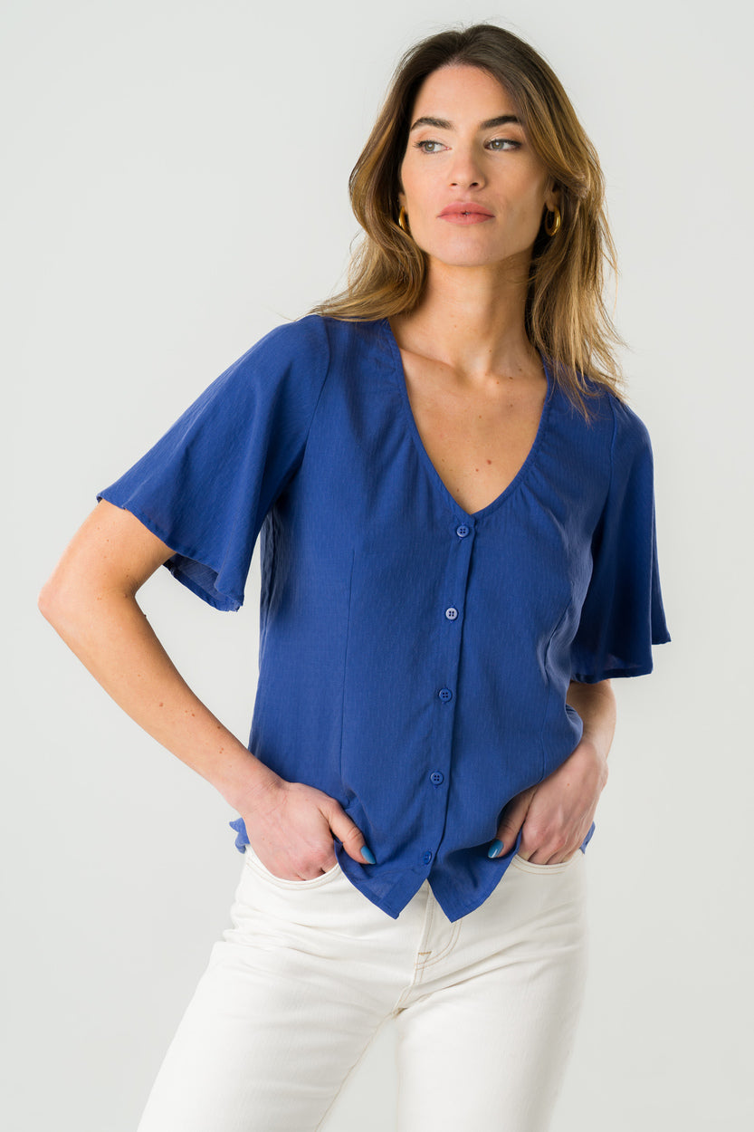 
                  
                    Blouse bleu roi en Tencel éco-responsable, manches amples et coupe fluide, fabriquée au Portugal.
                  
                