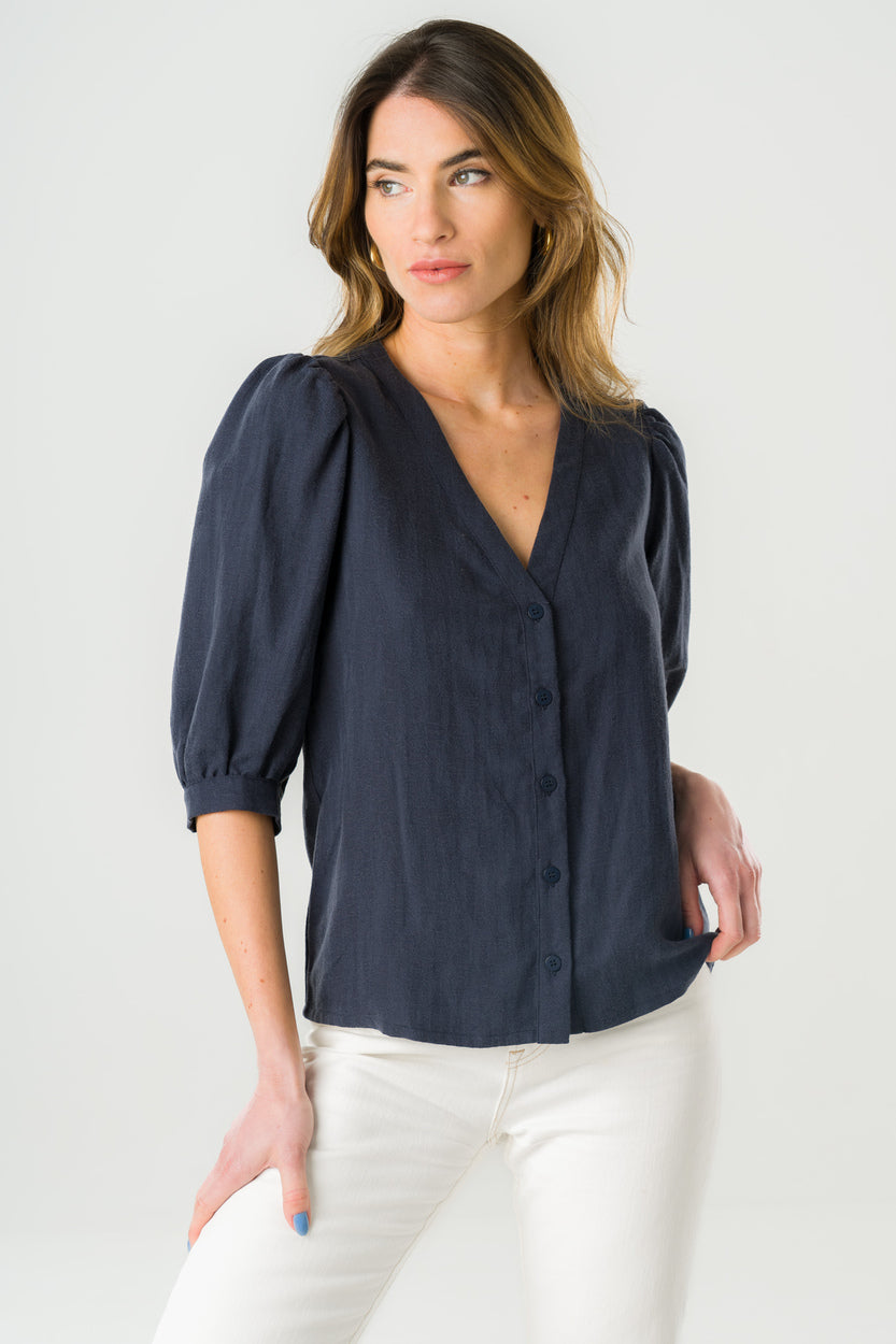 
                  
                    Blouse bleu marine en Tencel éco-responsable, avec manches bouffantes et coupe élégante, fabriquée en France.
                  
                