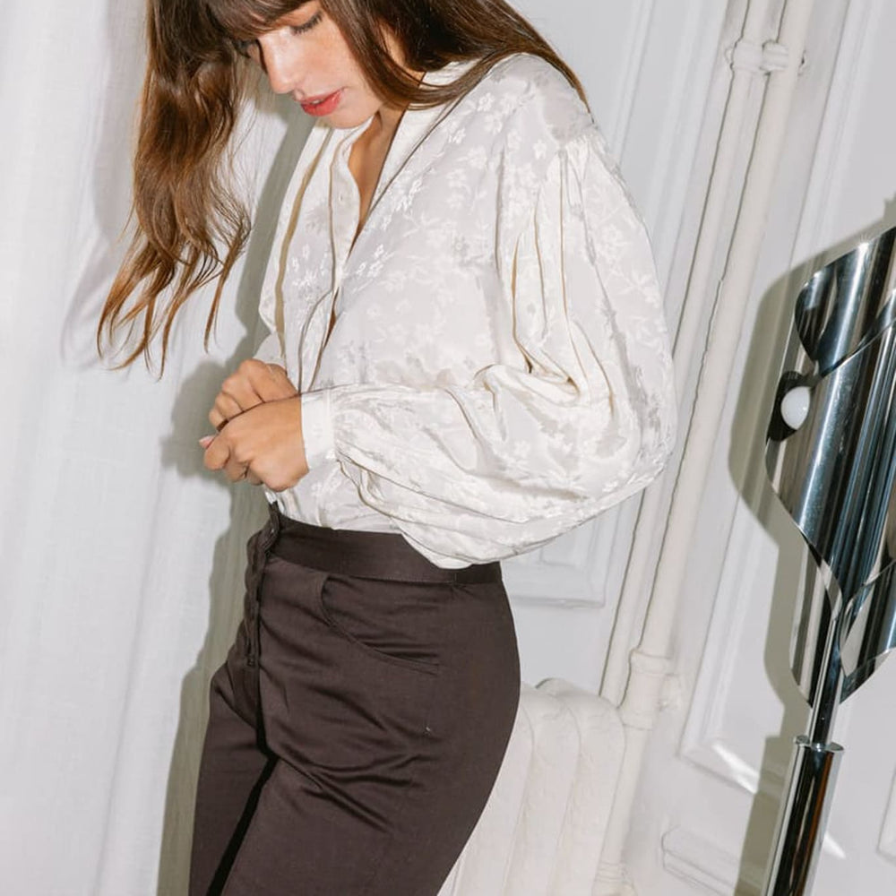 
                  
                    Blouse élégante écrue en jacquard de viscose, fabriquée de façon responsable au Portugal
                  
                