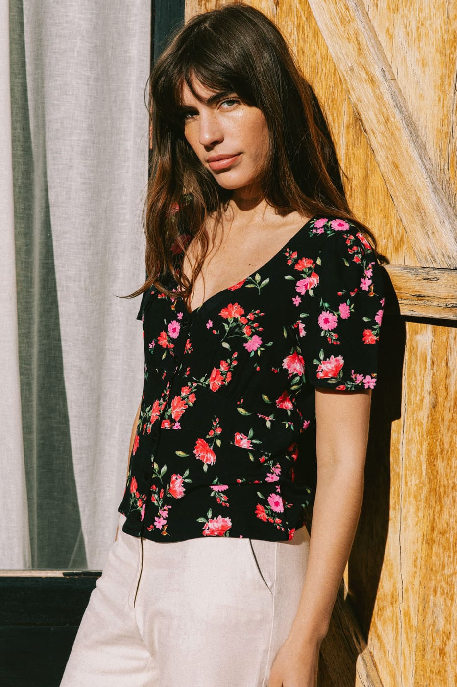 Blouse noire à imprimé fleurs en viscose avec décolleté cœur et manches courtes, fabriquée en France