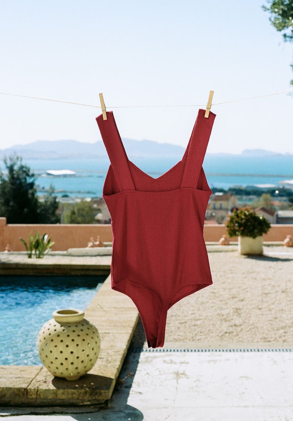 Body rouge côtelé en modal à bretelles, fabrication portugaise, vêtement durable