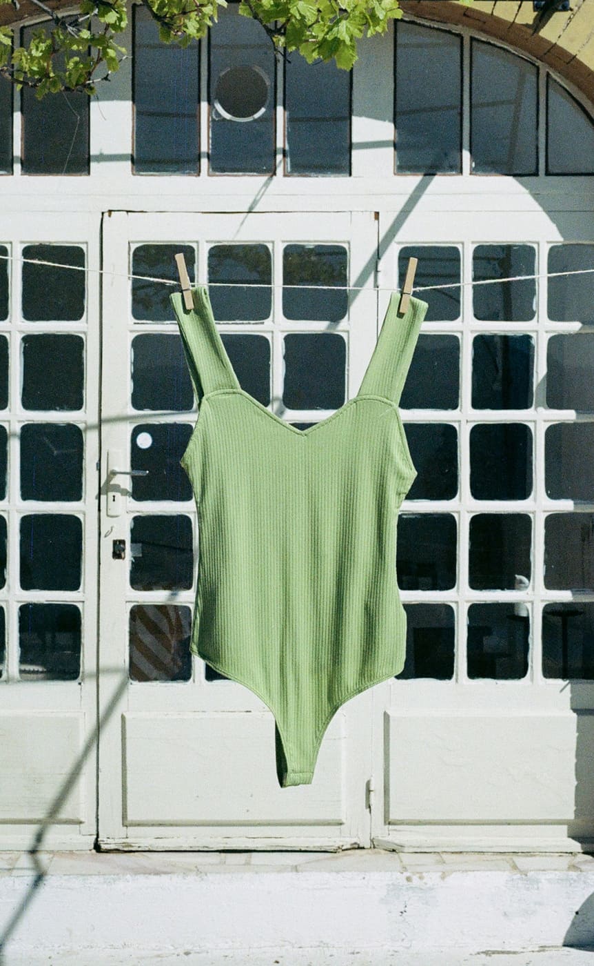 Body vert côtelé en modal à bretelles, fabrication portugaise, vêtement durable