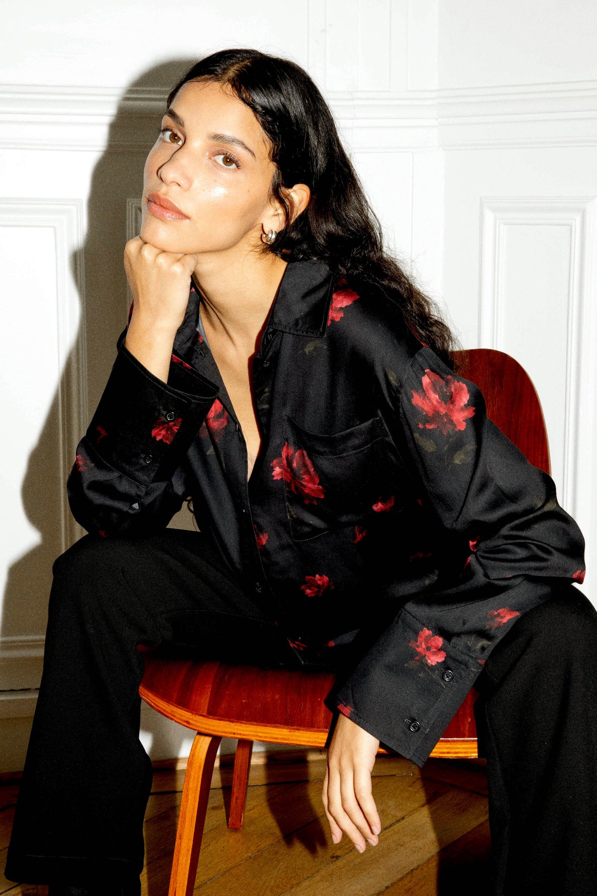 Détail de l'imprimé floral rouge et du tissu satiné en viscose ECOVERO™ d'une chemise noire pour femme, fabriquée au Portugal.